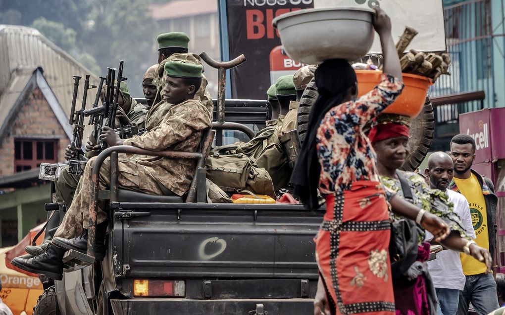 Leden van de gewapende groep M23 tijdens een patrouille in het oosten van Congo. beeld AFP, Luis Tato