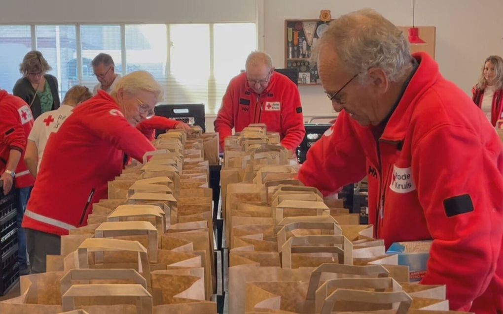 Voedselhulp in Nederland door het Rode Kruis. Mensen die niet rond kunnen komen krijgen een boodschappenkaart, waarmee ze producten naar keuze kunnen aanschaffen. beeld Rode Kruis