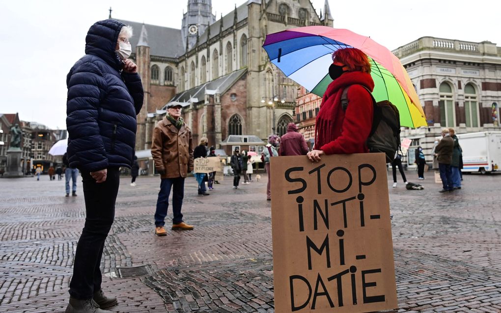Betogers keren zich in Haarlem tegen demonstranten die bij de ingang van de Bloemenhovekliniek in Heemstede stonden, in 2021. beeld ANP, Olaf Kraak
