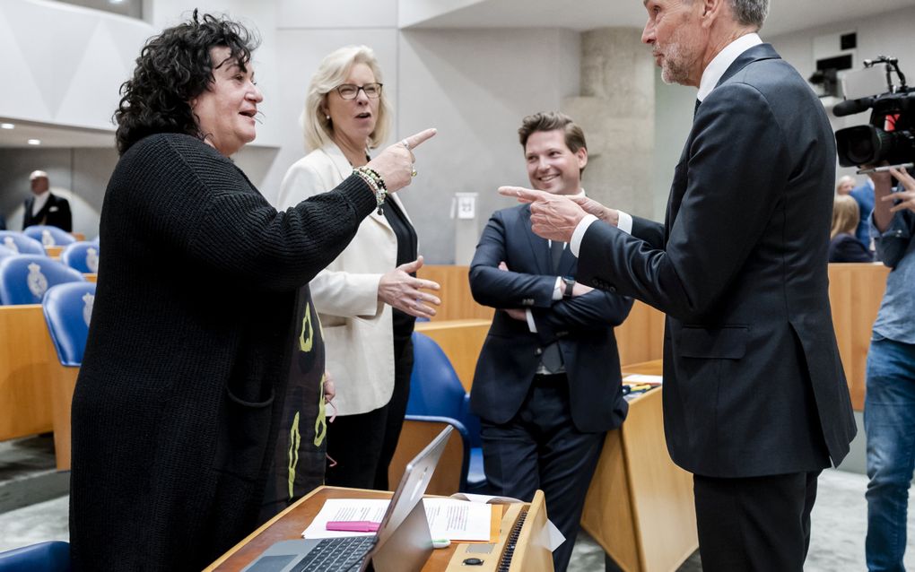 Caroline van der Plas (BBB) en premier Dick Schoof voorafgaand aan een debat in de Tweede Kamer over het verslag van de Ministeriële Commissie Economie en Natuurherstel inzake de stikstofproblematiek. beeld ANP, Remko de Waal
