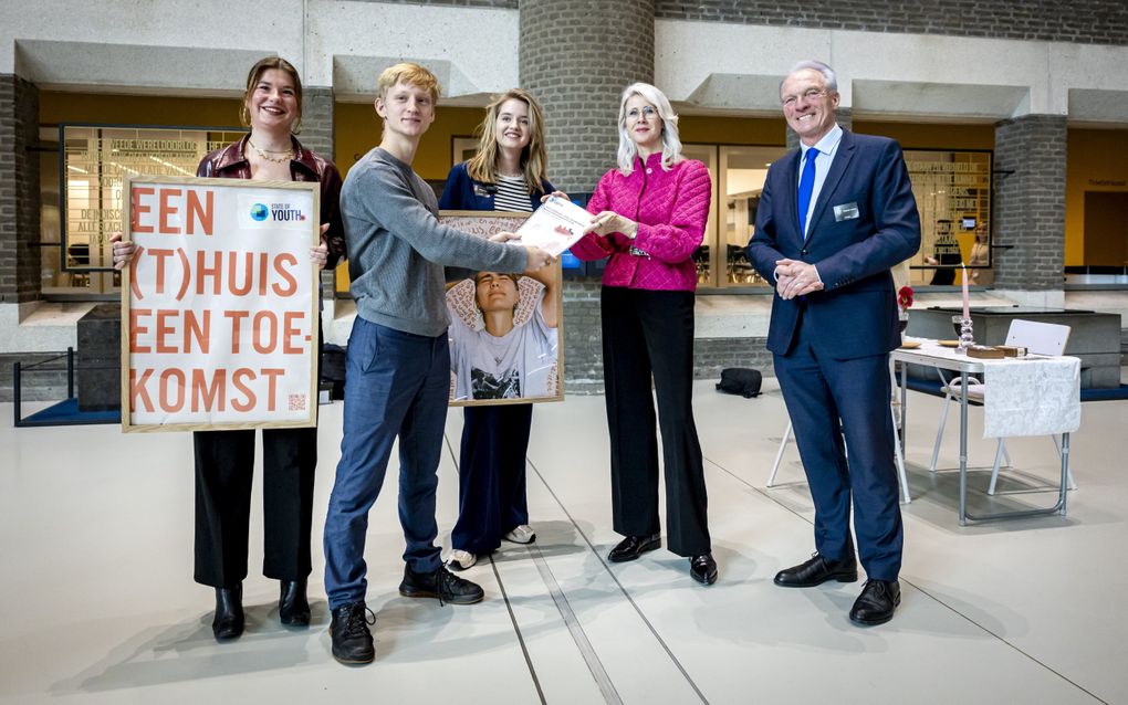 Jongeren bieden minister Mona Keijzer in januari een petitie over wonen aan. beeld ANP, Remko de Waal