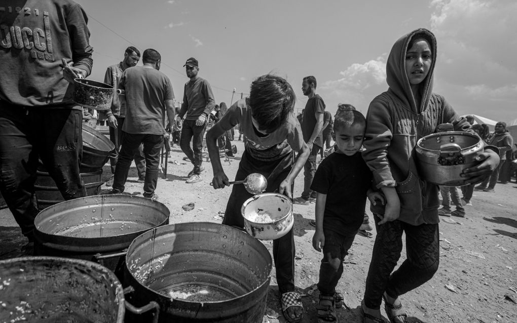 Palestijnse kinderen in het noorden van de Gazastrook proberen voedsel te bemachtigen. beeld EPA, Mohammed Saber