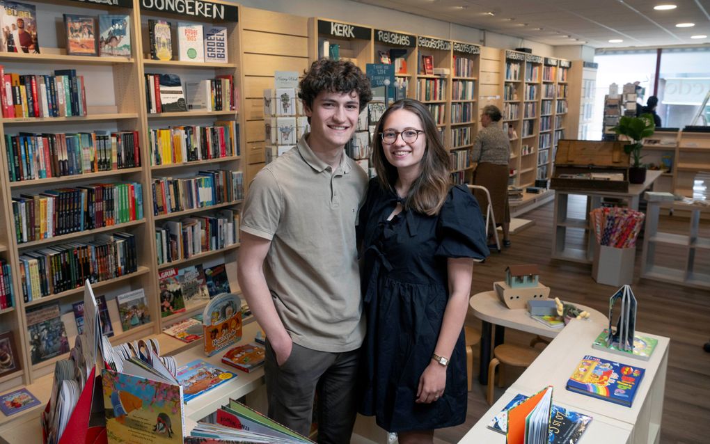Karel-Jan Karels en Louise Harkes in hun vernieuwde boekhandel in Apeldoorn. beeld Ruben Meijerink