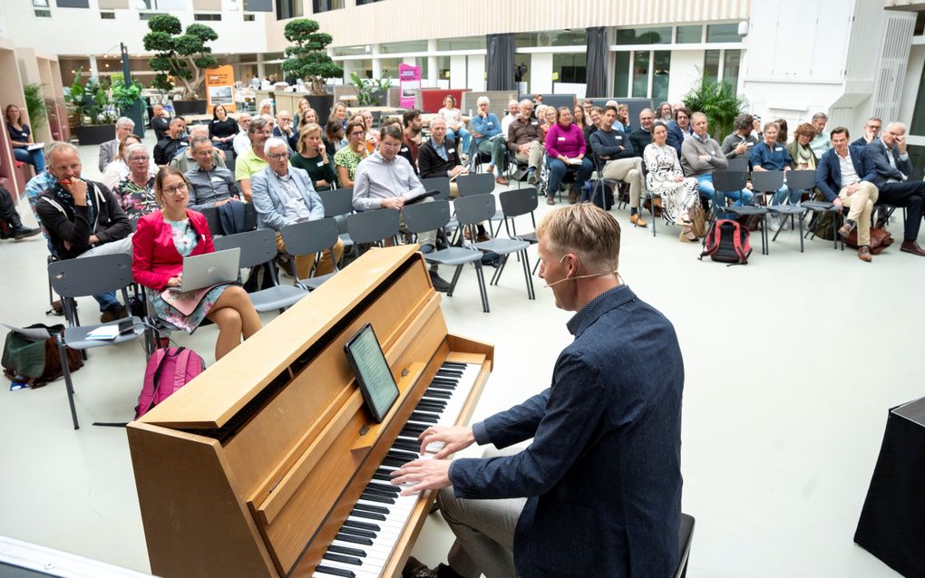 Op de Christelijke Hogeschool Ede had vrijdag het symposium ”Heilige impulsen” plaats. In een van de workshops, met theoloog en musicus Bart Visser, ging het over de relatie tussen heiligheid en worshipmuziek. beeld Niek Stam