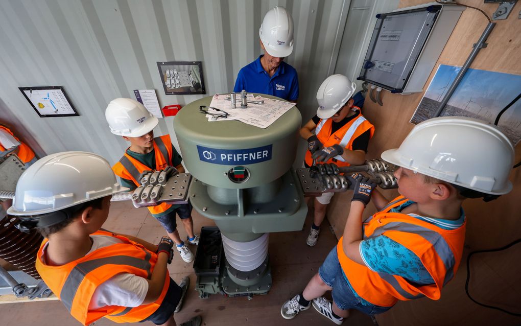 Friese jongens en meisjes knutselen met stroom; „In het echt is dit levensgevaarlijk!”