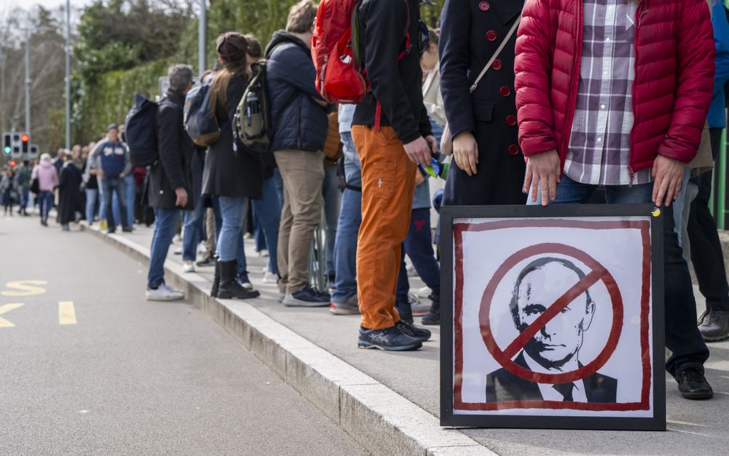 Russen in Zwitserland in de rij om te gaan stemmen voor de Russische verkiezingen. beeld EPA, MARTIAL TREZZINI