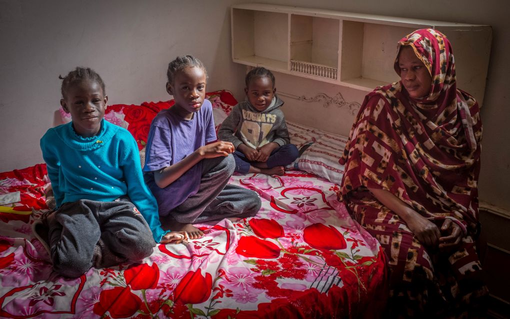 Sudanese vluchteling Amira Haroun met haar kinderen in hun appartement in Caïro. beeld René Clement