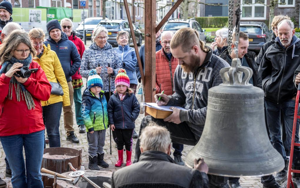 Onder grote belangstelling werd de kinderklok zaterdagochtend uit zijn mal gehaald. beeld Eemskrant.nl, Richard Degenhart