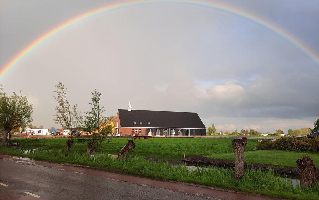 Ds. M.L. Dekker doet intrede in gereformeerde gemeente Berkenwoude