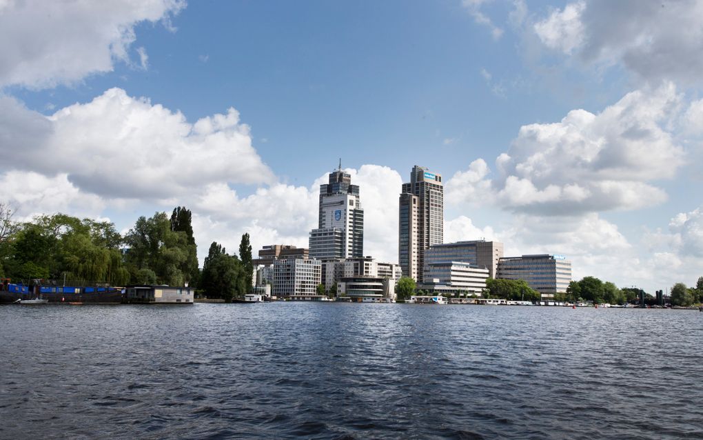 De hoofdkantoren Philips en Delta Lloyd langs de Amstel: de Mondriaantoren en de Breitnertoren. beeld RD