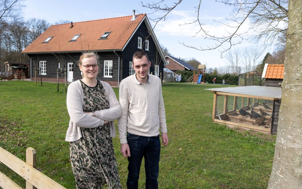 Martijn en Anita Wilbrink bouwden hun eigen huis in Emst. De woning is gasloos. Het stel heeft een houtgestookte cv en een zonneboiler. beeld RD, Anton Dommerholt