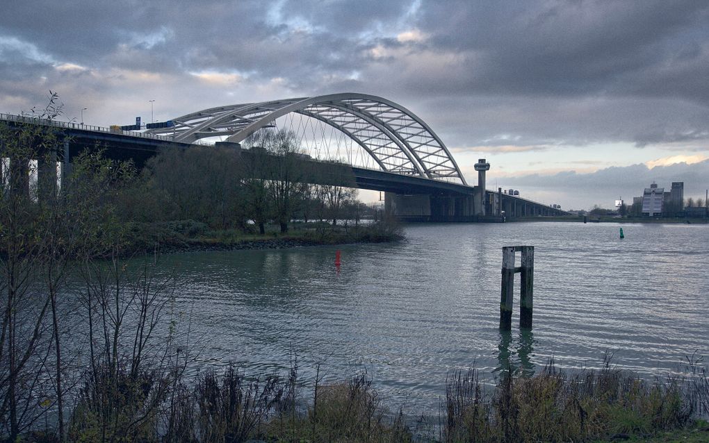 Over de Van Brienenoordbrug in Rotterdam rijden elke dag vele duizenden auto’s.  beeld RD