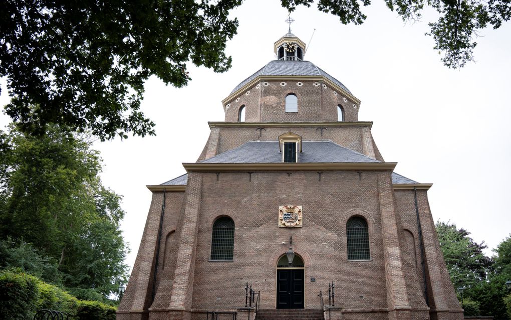 De koepel van de kerk in Renswoude staat er weer keurig bij