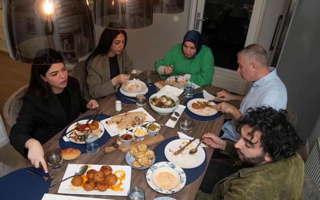 Van links naar rechts: Defne Kirtas, Nora Hamawandi, Nuray en Yusuf Kirtas (echtpaar), Emircan Temel. beeld Ruben Meijerink