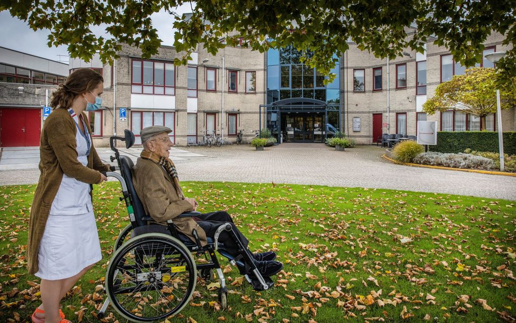 Een activiteit zoals het maken van een uitstapje kan de cognitieve achteruitgang van een oudere remmen, blijkt uit onderzoek van het Amsterdam UMC. beeld Henk Visscher