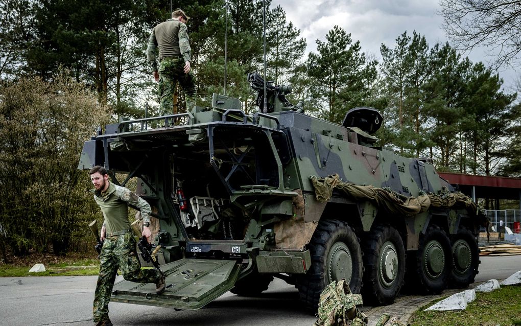 Een militair voertuig tijdens de laatste voorbereidingen van de Nederlandse Landmacht voor hun bijdrage aan de NAVO-oefening Steadfast Defender. De landmacht levert zo’n 4500 militairen aan de oefening. beeld ANP, Remko de Waal