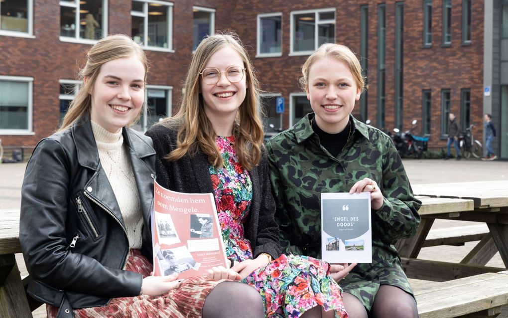 Woutera van Dijk,  Emmelie van Kuilenburg en Julia van Brenk (v.l.n.r.) op de Lodenstein in Kesteren maakten hun profielwerkstuk over Josef Mengele.
