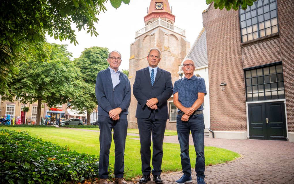 Podwalk door Ouddorp staat stil bij kerken, historie en woorden uit de Bijbel: „De stilte zingt U to