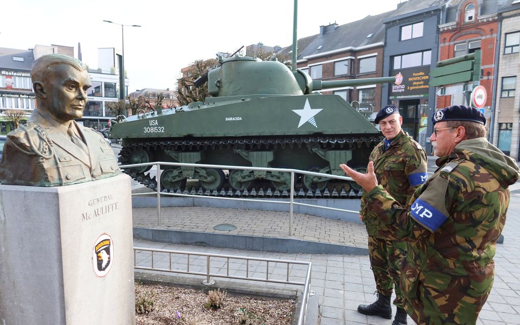 De Amerikaanse militaire politie vervulde tijdens het Ardennenoffensief een onmisbare rol. Dankzij de inzet van de MP konden verdedigers in hun voertuigen op tijd de linies bereiken en uiteindelijk de nazi’s een halt toeroepen. Foto: Nederlandse oud-MP's bij het monument voor generaal McAuliffe. beeld VidiPhoto
