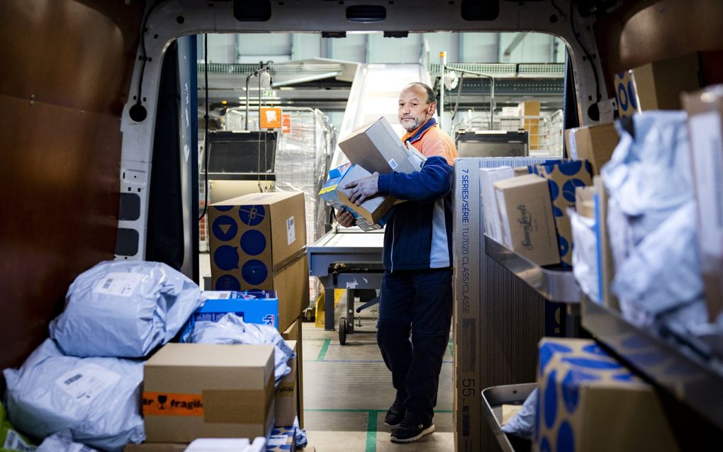 Sommige klanten bestellen meer dan ze nodig hebben en sturen veel weer terug. Er worden dus veel onnodige pakketten verzonden. beeld ANP, Ramon van Flymen