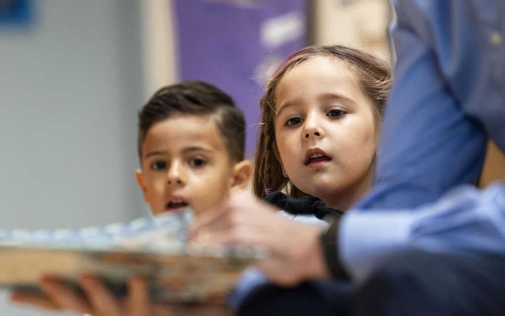 Kinderen tijdens een voorleesmoment. beeld ANP, Freek van den Berg