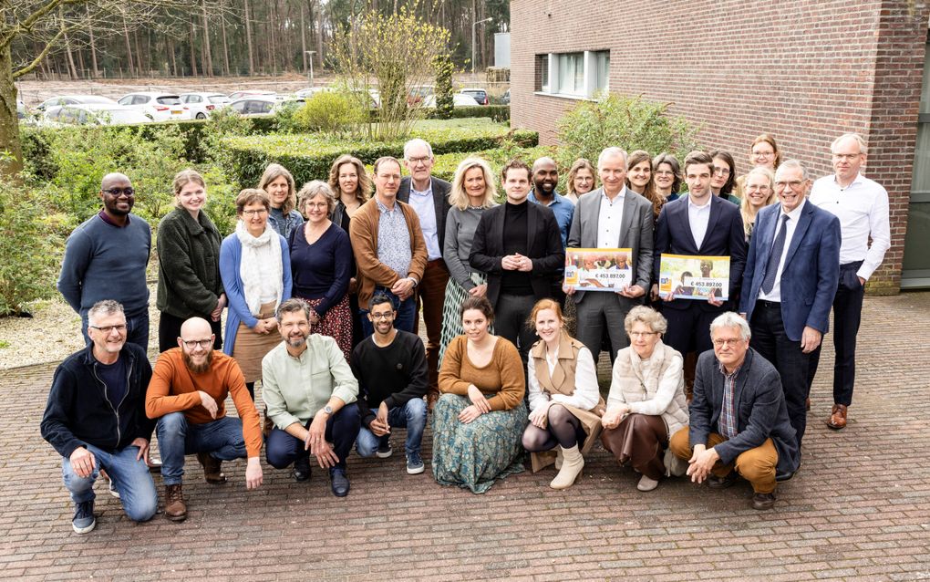 Medewerkers en bestuursleden van de twee deelnemende organisaties poseren voor de camera na afloop van de afsluitende bijeenkomst rond de RD-actie voor West-Afrika.  beeld André Dorst.