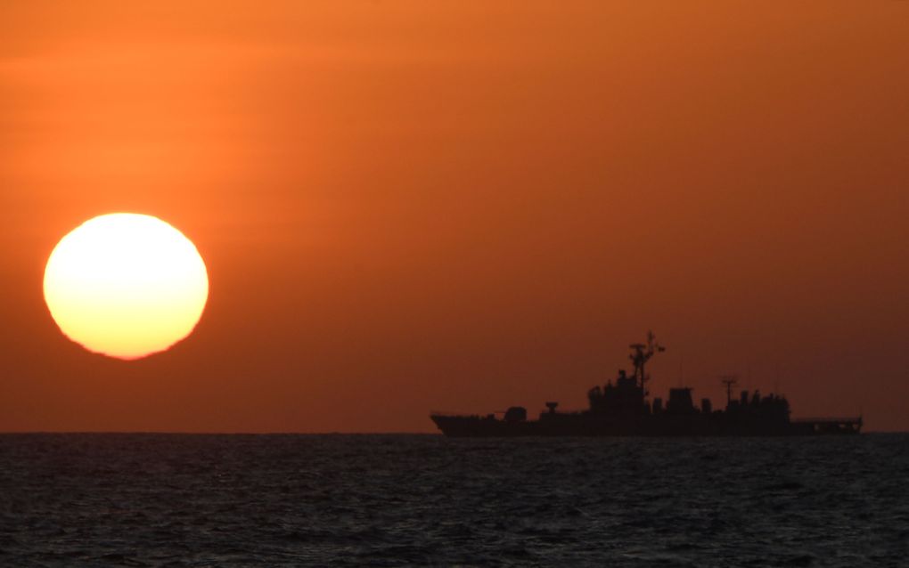 Een Chinees marineschip vaart in omstreden wateren van de Zuid-Chinese Zee, waar zich recent nog een confrontatie met Filipijnse vaartuigen voordeed. beeld AFP, Ted Aljibe