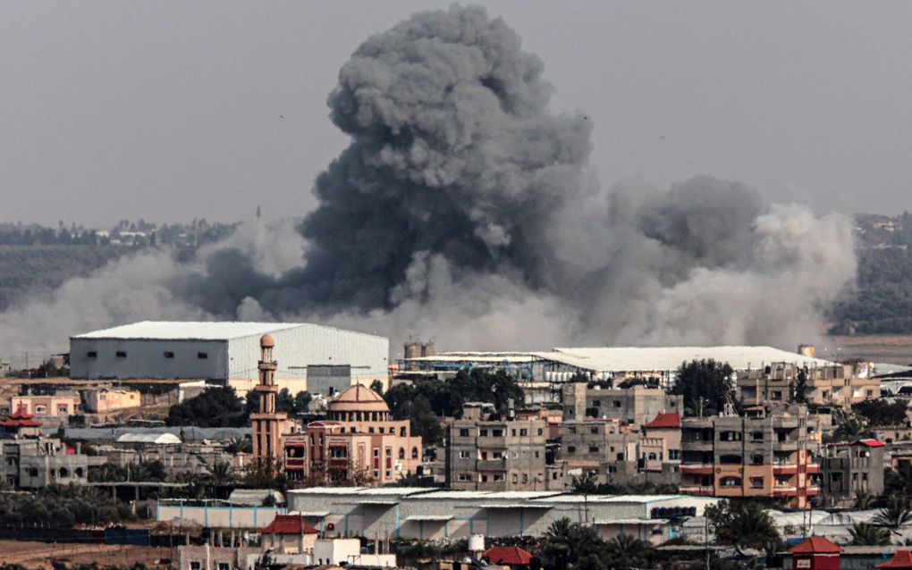 Rook stijgt donderdag op boven Rafah na een Israëlische beschieting. beeld AFP, Said Khatib