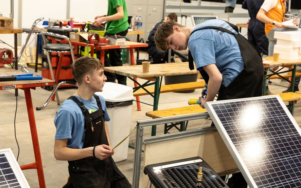 Vmbo’ers William Drost (l.) en Rick Kampert, leerlingen van de Jacobus Fruytier scholengemeenschap, moesten donderdag bij een vakwedstrijd in een paar uur een zonnepaneel aansluiten. beeld RD, Anton Dommerholt