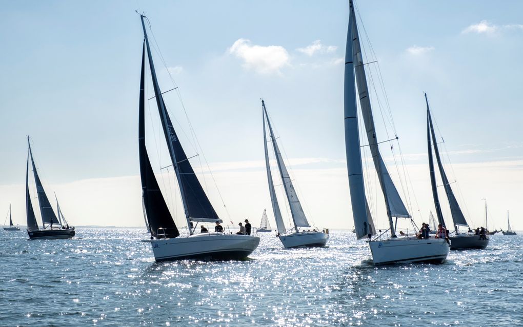 Fotoserie folklore: wind in de zeilen tijdens de Mosselrace Yerseke