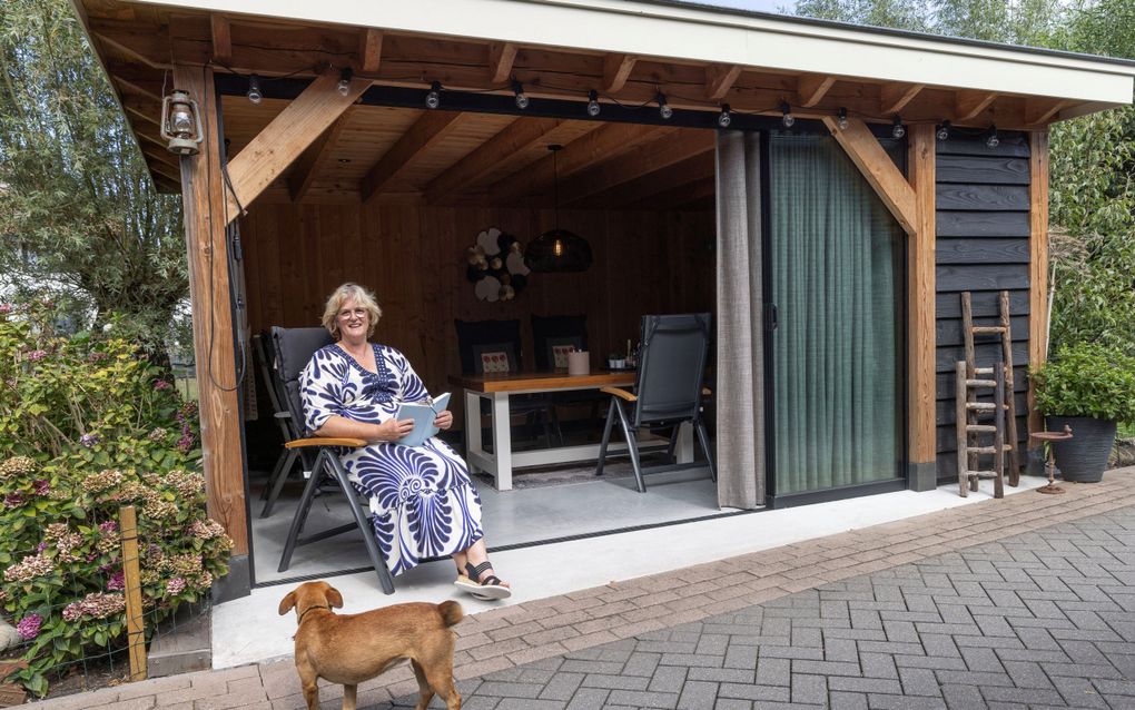 Nita Verhoef uit Baambrugge geniet van de natuur vanuit haar tuinhuis