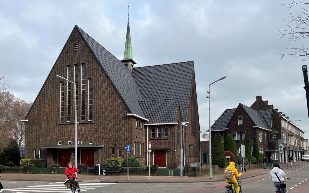 Onder de Oranjekerk van de gereformeerde gemeente in Nederland in Gouda ontdekte de onderhoudscommissie paalrot. beeld RD