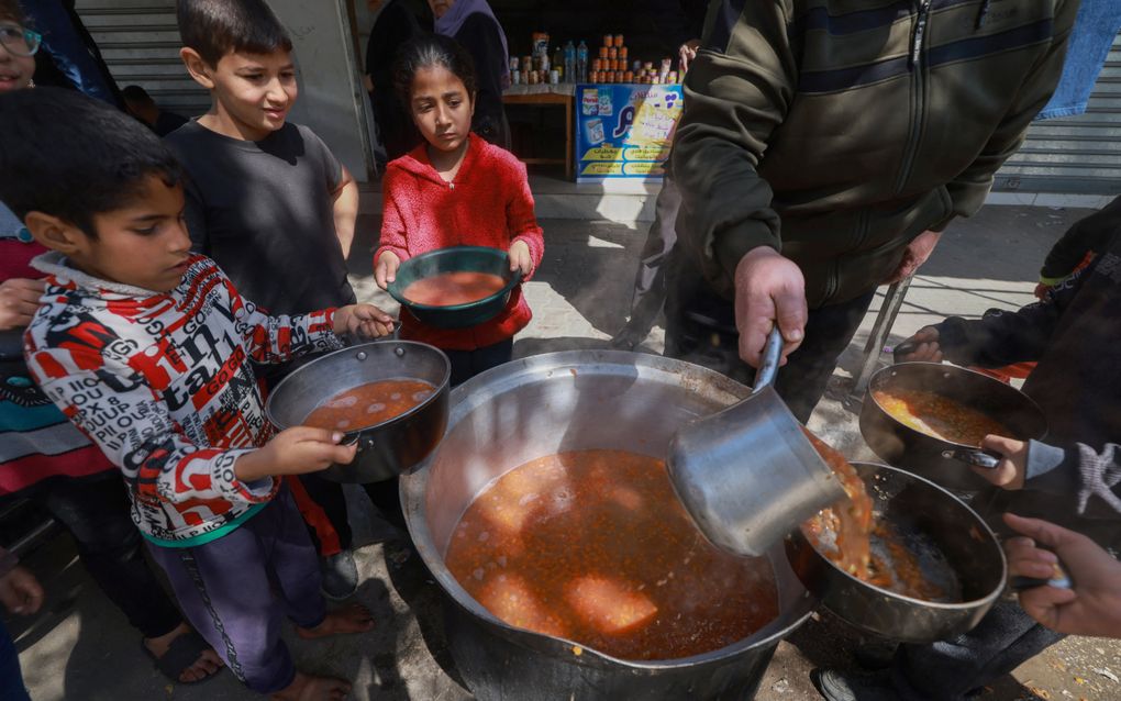 Palestijnse kinderen in Rafah krijgen eten, begin maart. beeld AFP, Mohammed Abed