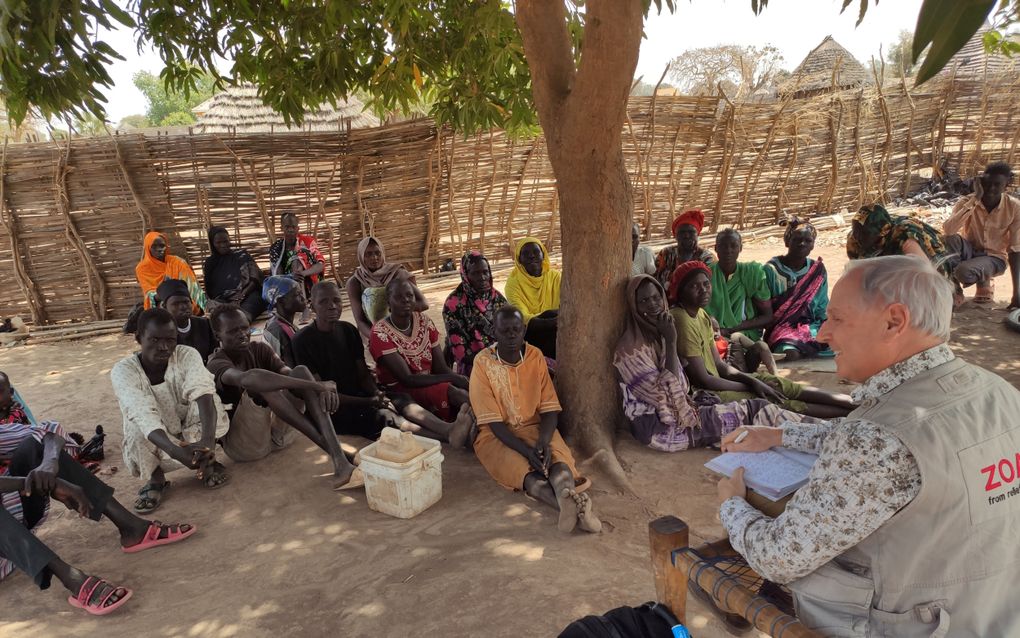 Kees-Jan Hooglander (r.) van ZOA in Zuid-Sudan. beeld Kees-Jan Hooglander