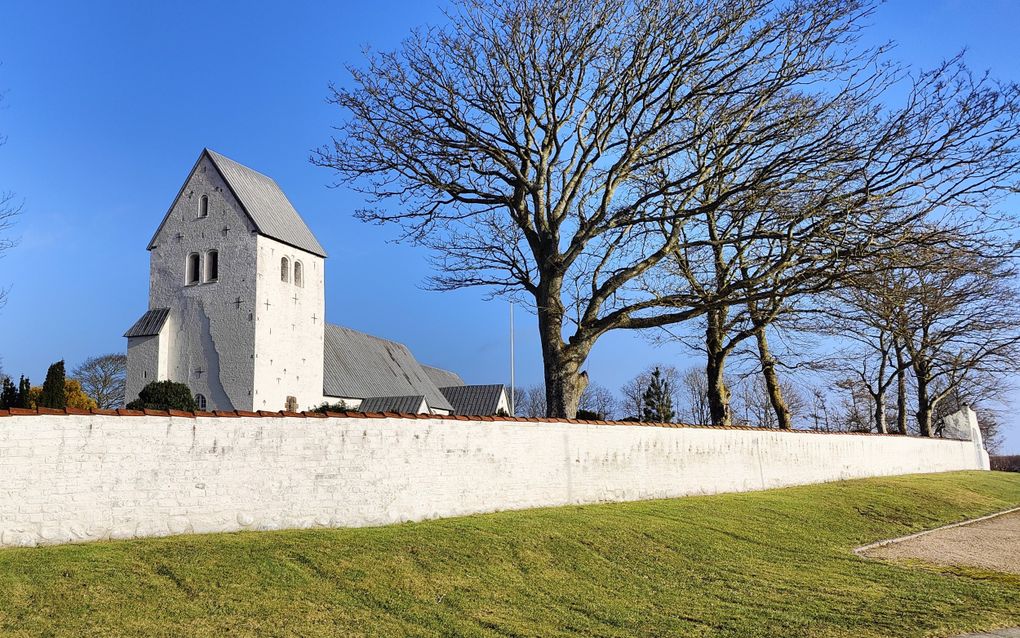 Historisch gezien zien veel Denen Indre Mission als een extreme beweging, stelt prof. Larsen. „Dat komt vooral vanwege een gebrek aan godsdienstkennis.” Foto: de dorpskerk van Stauning, onderdeel van de Lutherse Volkskerk. beeld RD