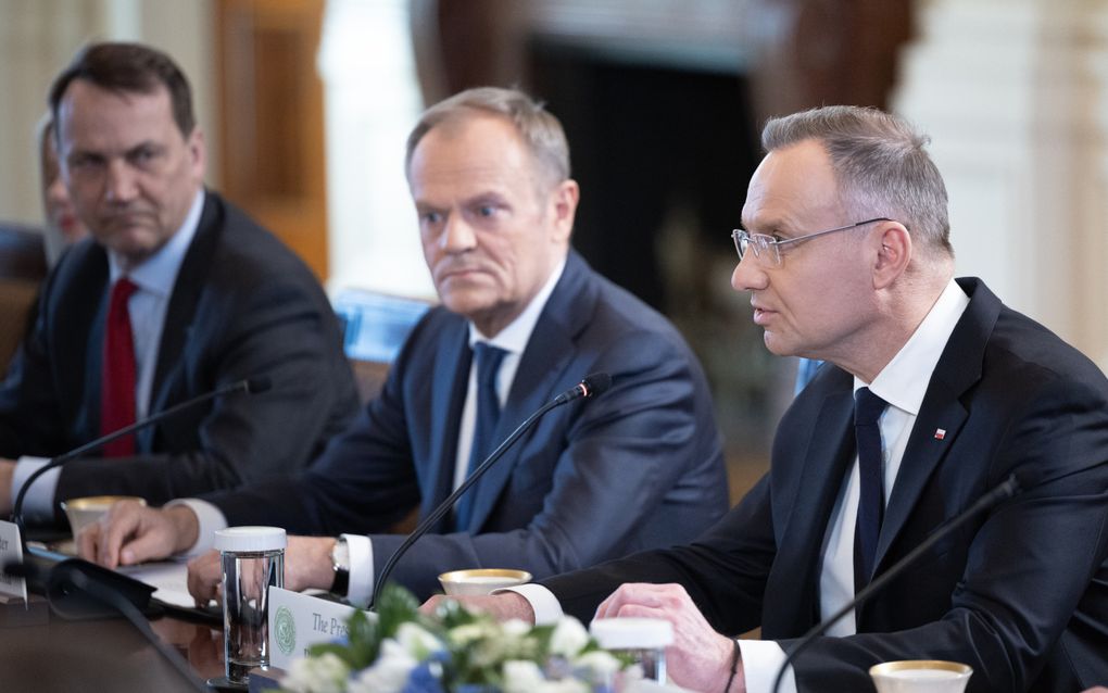 De in december aangetreden Poolse premier Donald Tusk (midden) zegt de rechtsstaat in zijn land te willen herstellen, maar stuit daarbij op verzet van de voormalige regeringspartij Recht en Rechtvaardigheid (PiS). Onder meer de PiS-gezinde President Andrzej Duda (rechts) is zijn tegenstander.  beeld EPA, Tom Brenner