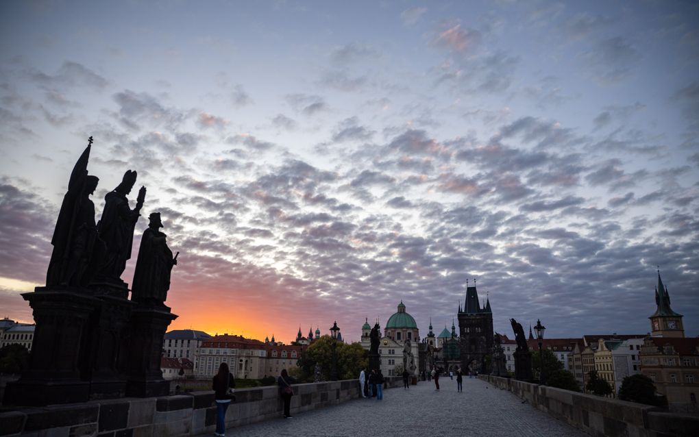 Zon komt op boven huizen en kerken 