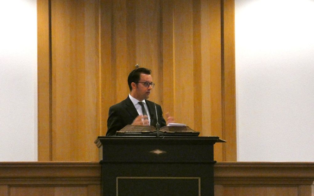 Predikant op de kansel. 