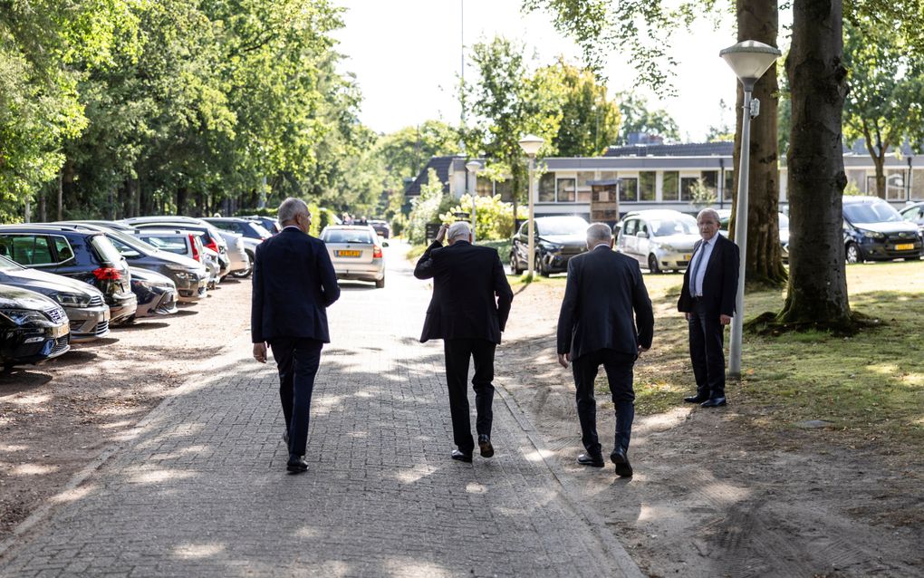 Een groep mannen in pak.