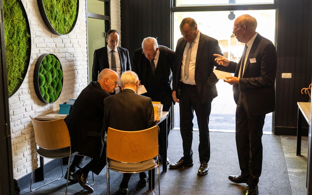 Een groep mannen in pak.