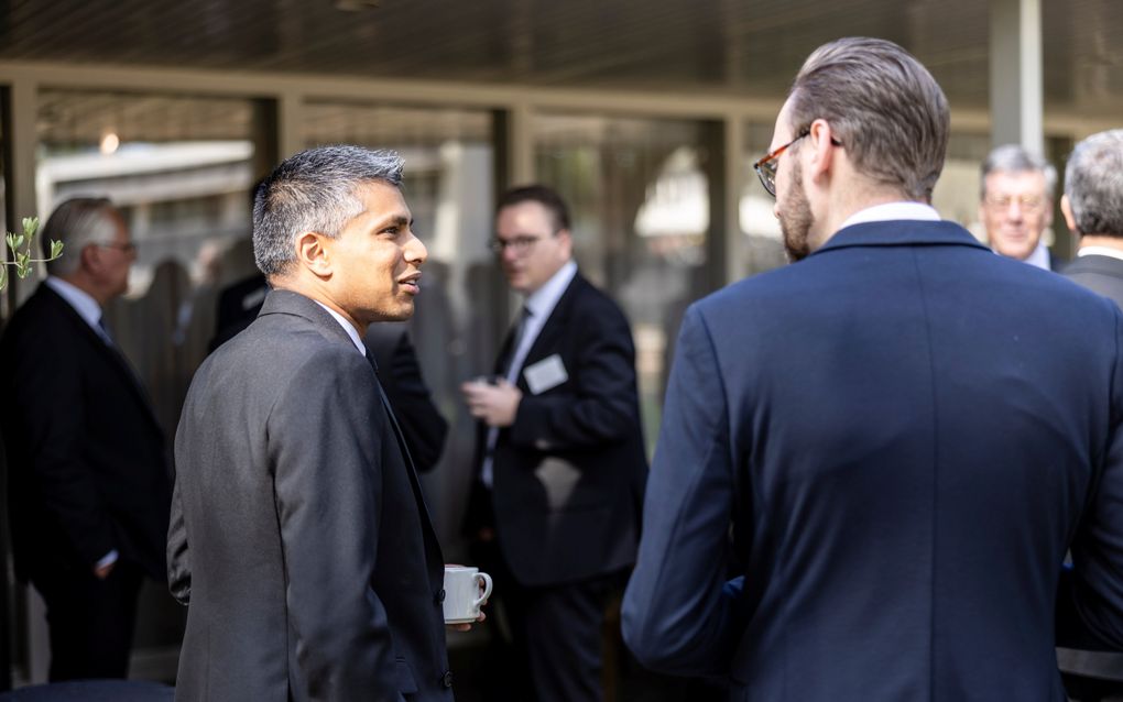 Een groep mannen in pak.