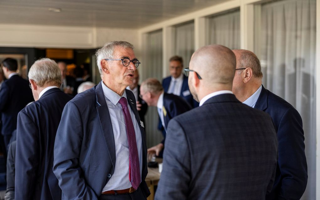 Een groep mannen in pak.