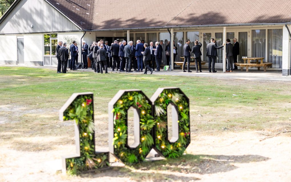 Een groep mannen in pak.