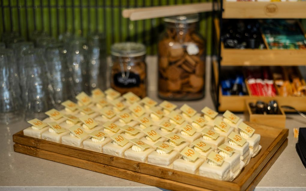 Gebakjes op een dienblad.