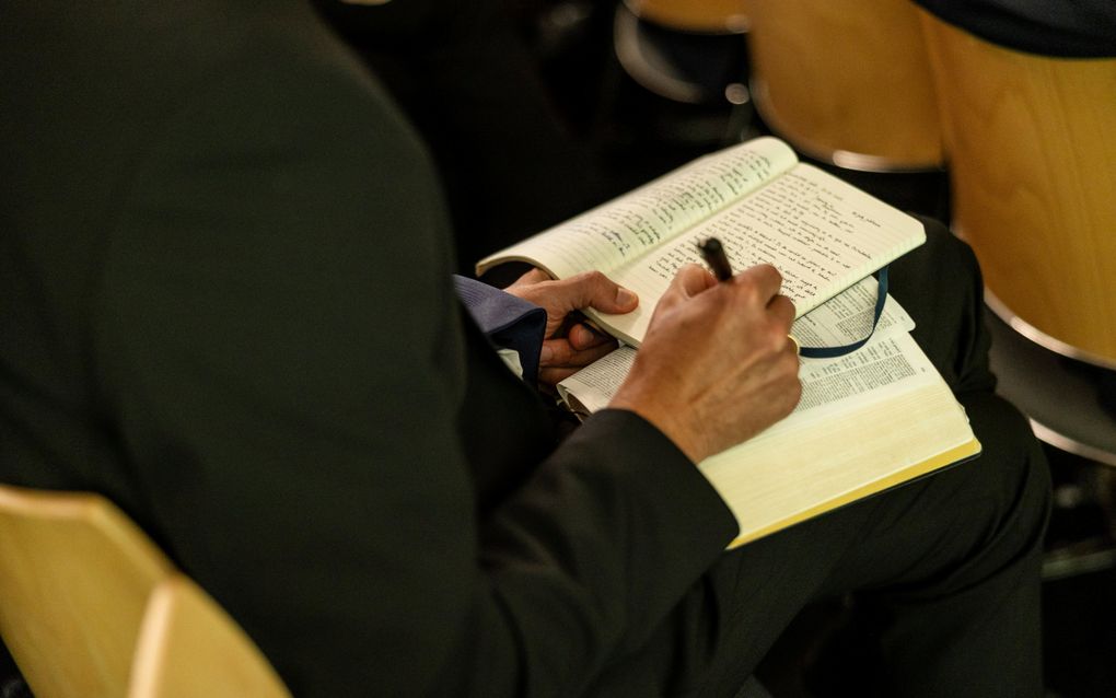 Iemand maakt aantekeningen.