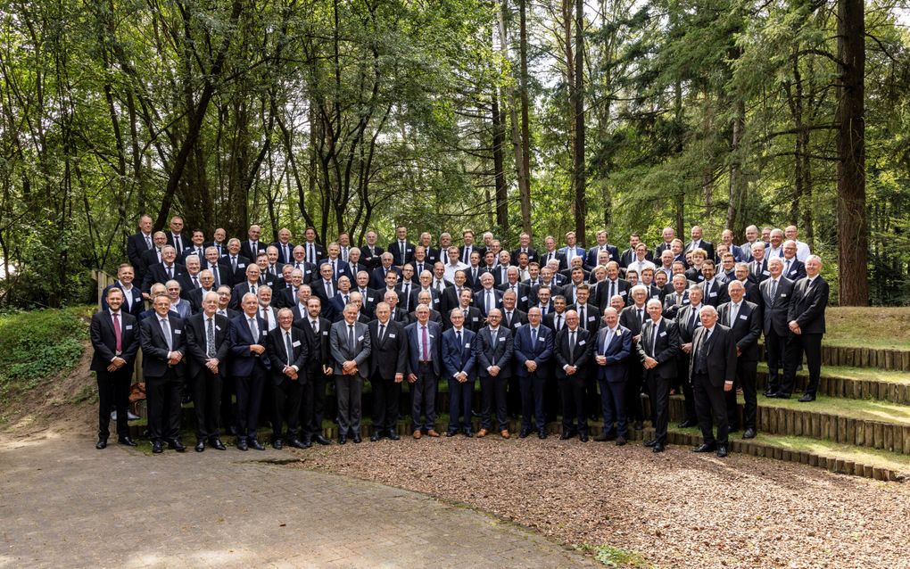 Een groepsfoto van mensen in pak.