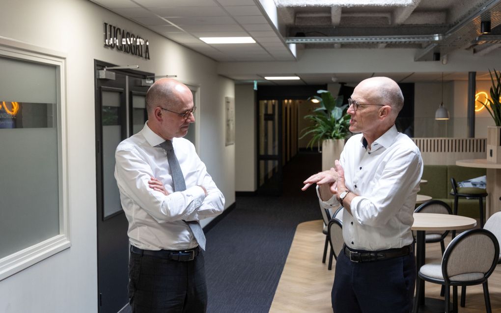 Twee mannen in gesprek. 