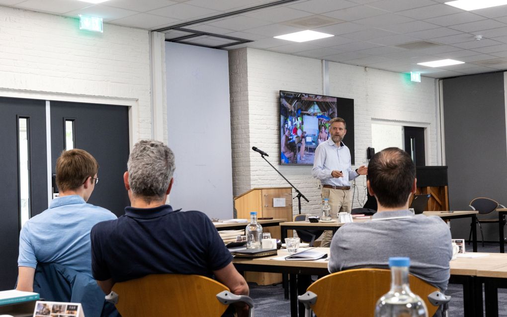 Studenten luisteren in een zaaltje.