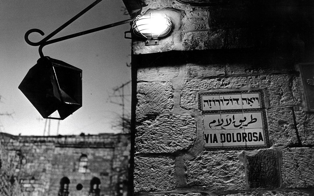  De Via Dolorosa in Jeruzalem, de weg van het lijden die Jezus lopen moest op weg naar het kruis. beeld RD