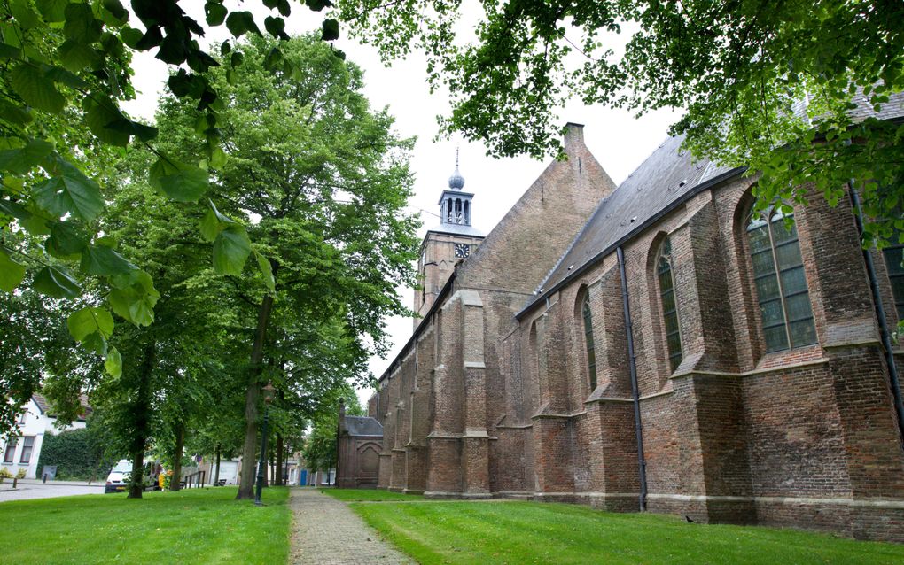 Prop. R.P. Hoogenboom bevestigd als predikant in hervormd Oude-Tonge